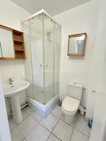 IDEAL INVESTISSEUR OU PIED-A-TERRE !
Dans petite copropriété de bon standing, STUDIO rénové et lumineux comprenant cuisine ouverte sur pièce à vivre, salle d'eau avec WC et 2 places de parking privative. Chauffage et eau collective !