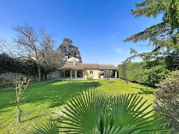 Maison familiale avec piscine et annexes