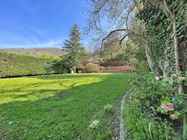 Maison familiale avec piscine et annexes