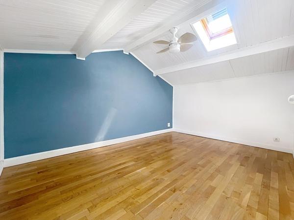 Maison familiale avec piscine et annexes