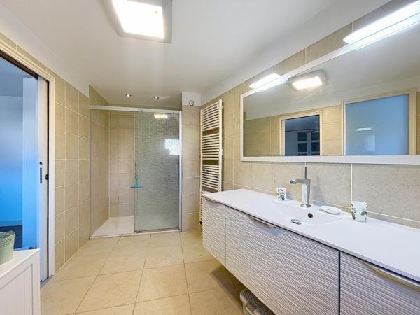 Maison familiale avec piscine et annexes