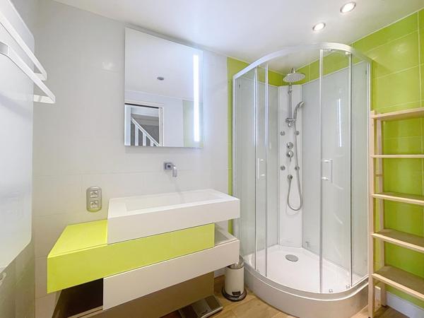 Maison familiale avec piscine et annexes