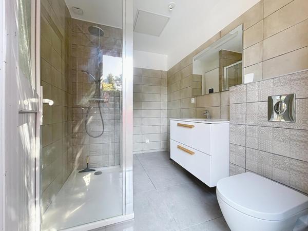 Maison familiale avec piscine et annexes