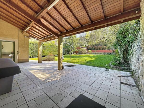 Maison familiale avec piscine et annexes