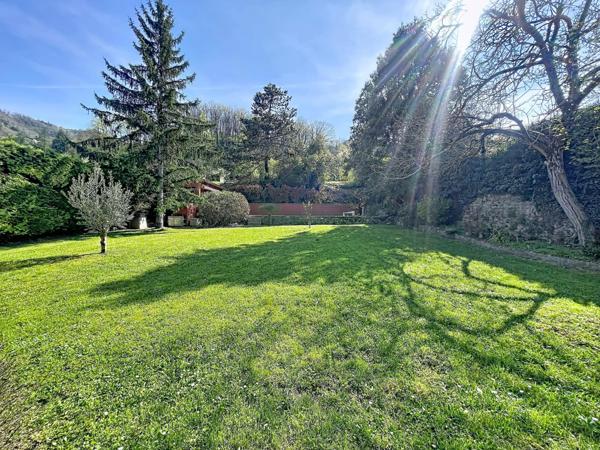 Maison familiale avec piscine et annexes