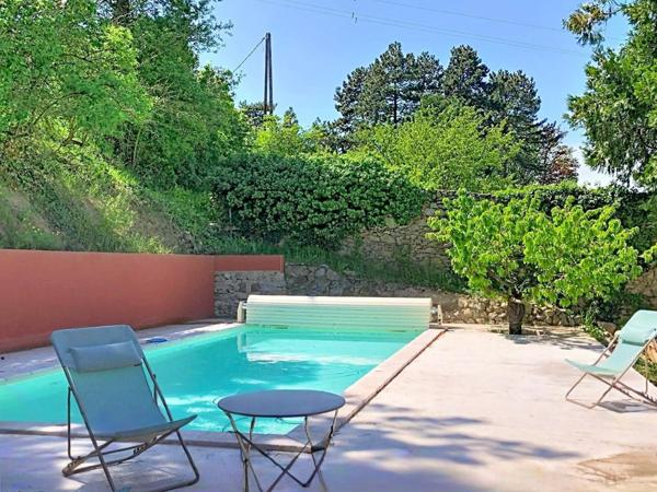 Maison familiale avec piscine et annexes