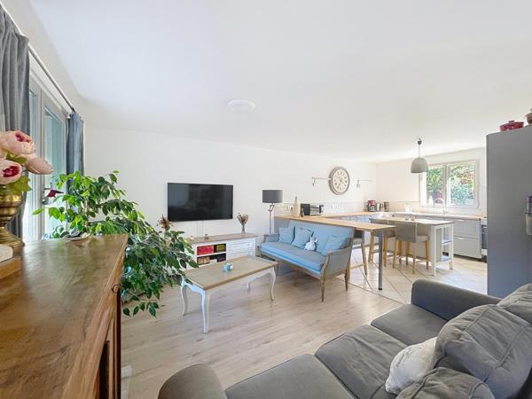 Maison familiale avec piscine et annexes