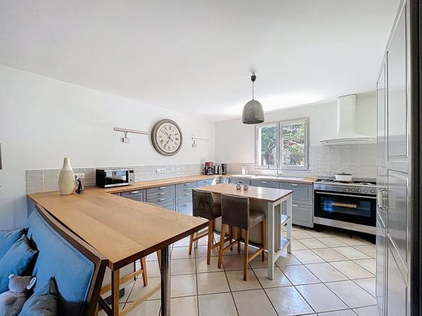 Maison familiale avec piscine et annexes