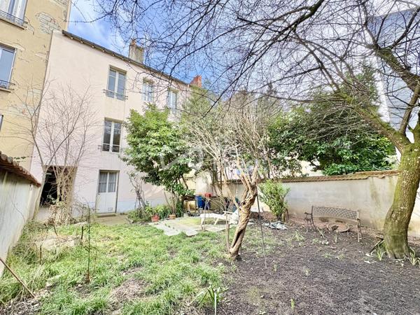 Villa sur sous-sol complet de type 6 de 150 m2 habitables avec jardinet.