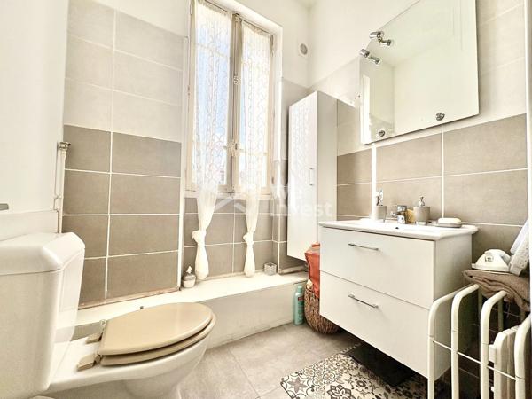 Villa sur sous-sol complet de type 6 de 150 m2 habitables avec jardinet.