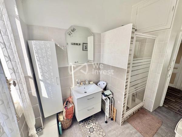 Villa sur sous-sol complet de type 6 de 150 m2 habitables avec jardinet.