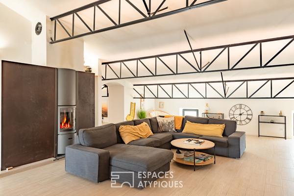 Maison vigneronne réinventée en loft industriel de 297 m²