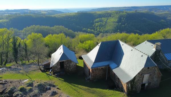Ensemble en pierre, à rénover avec terrain certifié AB VILLECOMTAL Villecomtal