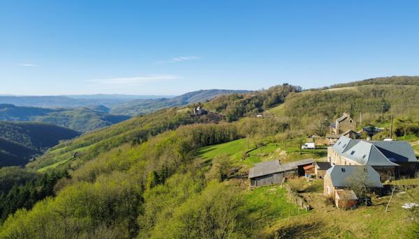 Ensemble en pierre, à rénover avec terrain certifié AB VILLECOMTAL Villecomtal