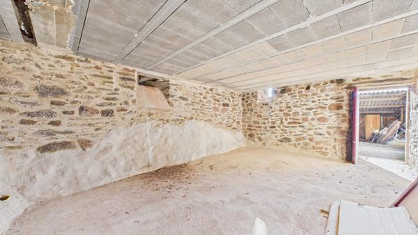 Ensemble en pierre, à rénover avec terrain certifié AB VILLECOMTAL Villecomtal