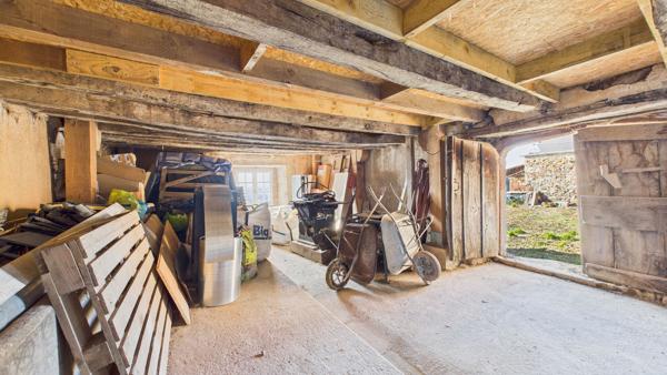 Ensemble en pierre, à rénover avec terrain certifié AB VILLECOMTAL Villecomtal