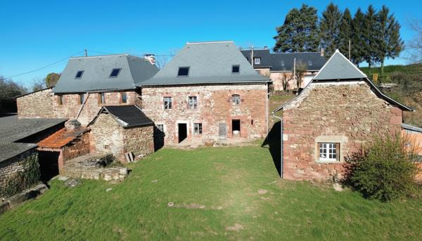 Ensemble en pierre, à rénover avec terrain certifié AB VILLECOMTAL Villecomtal