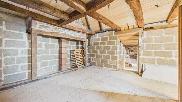Ensemble en pierre, à rénover avec terrain certifié AB VILLECOMTAL Villecomtal