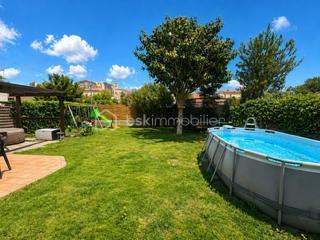 A VENDRE MAISON DE VILLE DE 129M² TROIS FACES SUR TERRAIN DE 438M² A ELNE - CENTRE VILLE - PROCHE DE TOUS LES COMMERCES DES ECOLES ET DU MARCHE - CINQ CHAMBRES - PLUSIEURS STATIONNEMENTS SUR LA PARCELLE - CLIMATISATION REVERSIBLE - PANNEAUX SOLAIRES - FORAGE - ARROSAGE AUTOMATIQUE.

Cette maison, située sur un secteur recherché et parfaitement bien situé, se compose en rez-de-chaussée d'un hall d'entrée, d'une pièce à vivre avec sa cheminée qui s'ouvre sur une cuisine américaine aménagée avec un accès direct à sa terrasse, d'une chambre, d'une salle d'eau, d'un toilette indépendant et d'une buanderie.
L'étage dessert l'espace nuit vous proposant quatre chambres volumineuses dont l'une accédant à son balcon, une salle de bain et un toilette indépendant.
Ses extérieurs, sans aucun vis à vis, vous permettront de passer d'agréables moments de farniente en famille ou entre amis.
Dotée d'un portail électrique, plusieurs véhicules pourront stationner sur la parcelle, notamment sous un carport prévu à cet effet.
Une dépendance de 18m² prévoit le stockage de l'outillage.

A la recherche de volumes et de tranquilité à l'abri des regards, cette maison sera idéale pour une famille en résidence principale ou secondaire.
Les + : climatisation réversible gainable de 2024, cheminée bois, forage, arrosage automatique, isolation récente, électricité aux normes, fibre, ballon thermodynamique, menuiseries pvc double vitrage et volets roulants électriques de 2025, 8 panneaux solaires de 2025.

Je reste à votre disposition pour toutes informations.