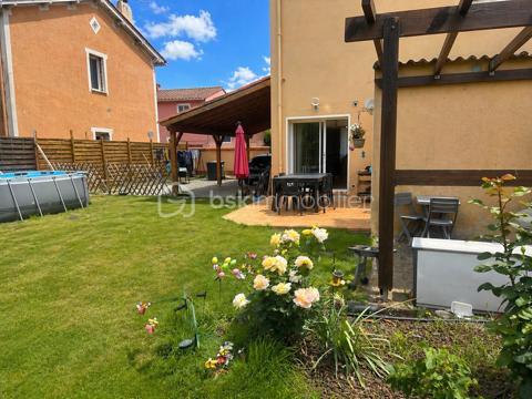 A VENDRE MAISON DE VILLE DE 129M² TROIS FACES SUR TERRAIN DE 438M² A ELNE - CENTRE VILLE - PROCHE DE TOUS LES COMMERCES DES ECOLES ET DU MARCHE - CINQ CHAMBRES - PLUSIEURS STATIONNEMENTS SUR LA PARCELLE - CLIMATISATION REVERSIBLE - PANNEAUX SOLAIRES - FORAGE - ARROSAGE AUTOMATIQUE.

Cette maison, située sur un secteur recherché et parfaitement bien situé, se compose en rez-de-chaussée d'un hall d'entrée, d'une pièce à vivre avec sa cheminée qui s'ouvre sur une cuisine américaine aménagée avec un accès direct à sa terrasse, d'une chambre, d'une salle d'eau, d'un toilette indépendant et d'une buanderie.
L'étage dessert l'espace nuit vous proposant quatre chambres volumineuses dont l'une accédant à son balcon, une salle de bain et un toilette indépendant.
Ses extérieurs, sans aucun vis à vis, vous permettront de passer d'agréables moments de farniente en famille ou entre amis.
Dotée d'un portail électrique, plusieurs véhicules pourront stationner sur la parcelle, notamment sous un carport prévu à cet effet.
Une dépendance de 18m² prévoit le stockage de l'outillage.

A la recherche de volumes et de tranquilité à l'abri des regards, cette maison sera idéale pour une famille en résidence principale ou secondaire.
Les + : climatisation réversible gainable de 2024, cheminée bois, forage, arrosage automatique, isolation récente, électricité aux normes, fibre, ballon thermodynamique, menuiseries pvc double vitrage et volets roulants électriques de 2025, 8 panneaux solaires de 2025.

Je reste à votre disposition pour toutes informations.