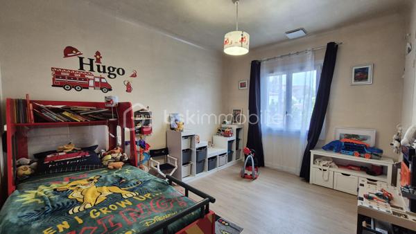 A VENDRE MAISON DE VILLE DE 129M² TROIS FACES SUR TERRAIN DE 438M² A ELNE - CENTRE VILLE - PROCHE DE TOUS LES COMMERCES DES ECOLES ET DU MARCHE - CINQ CHAMBRES - PLUSIEURS STATIONNEMENTS SUR LA PARCELLE - CLIMATISATION REVERSIBLE - PANNEAUX SOLAIRES - FORAGE - ARROSAGE AUTOMATIQUE.

Cette maison, située sur un secteur recherché et parfaitement bien situé, se compose en rez-de-chaussée d'un hall d'entrée, d'une pièce à vivre avec sa cheminée qui s'ouvre sur une cuisine américaine aménagée avec un accès direct à sa terrasse, d'une chambre, d'une salle d'eau, d'un toilette indépendant et d'une buanderie.
L'étage dessert l'espace nuit vous proposant quatre chambres volumineuses dont l'une accédant à son balcon, une salle de bain et un toilette indépendant.
Ses extérieurs, sans aucun vis à vis, vous permettront de passer d'agréables moments de farniente en famille ou entre amis.
Dotée d'un portail électrique, plusieurs véhicules pourront stationner sur la parcelle, notamment sous un carport prévu à cet effet.
Une dépendance de 18m² prévoit le stockage de l'outillage.

A la recherche de volumes et de tranquilité à l'abri des regards, cette maison sera idéale pour une famille en résidence principale ou secondaire.
Les + : climatisation réversible gainable de 2024, cheminée bois, forage, arrosage automatique, isolation récente, électricité aux normes, fibre, ballon thermodynamique, menuiseries pvc double vitrage et volets roulants électriques de 2025, 8 panneaux solaires de 2025.

Je reste à votre disposition pour toutes informations.