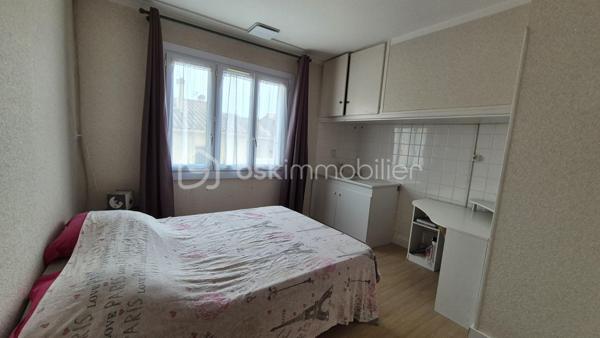 A VENDRE MAISON DE VILLE DE 129M² TROIS FACES SUR TERRAIN DE 438M² A ELNE - CENTRE VILLE - PROCHE DE TOUS LES COMMERCES DES ECOLES ET DU MARCHE - CINQ CHAMBRES - PLUSIEURS STATIONNEMENTS SUR LA PARCELLE - CLIMATISATION REVERSIBLE - PANNEAUX SOLAIRES - FORAGE - ARROSAGE AUTOMATIQUE.

Cette maison, située sur un secteur recherché et parfaitement bien situé, se compose en rez-de-chaussée d'un hall d'entrée, d'une pièce à vivre avec sa cheminée qui s'ouvre sur une cuisine américaine aménagée avec un accès direct à sa terrasse, d'une chambre, d'une salle d'eau, d'un toilette indépendant et d'une buanderie.
L'étage dessert l'espace nuit vous proposant quatre chambres volumineuses dont l'une accédant à son balcon, une salle de bain et un toilette indépendant.
Ses extérieurs, sans aucun vis à vis, vous permettront de passer d'agréables moments de farniente en famille ou entre amis.
Dotée d'un portail électrique, plusieurs véhicules pourront stationner sur la parcelle, notamment sous un carport prévu à cet effet.
Une dépendance de 18m² prévoit le stockage de l'outillage.

A la recherche de volumes et de tranquilité à l'abri des regards, cette maison sera idéale pour une famille en résidence principale ou secondaire.
Les + : climatisation réversible gainable de 2024, cheminée bois, forage, arrosage automatique, isolation récente, électricité aux normes, fibre, ballon thermodynamique, menuiseries pvc double vitrage et volets roulants électriques de 2025, 8 panneaux solaires de 2025.

Je reste à votre disposition pour toutes informations.