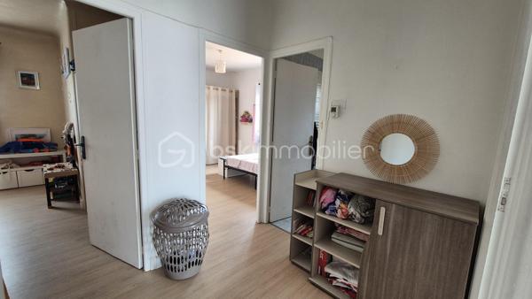 A VENDRE MAISON DE VILLE DE 129M² TROIS FACES SUR TERRAIN DE 438M² A ELNE - CENTRE VILLE - PROCHE DE TOUS LES COMMERCES DES ECOLES ET DU MARCHE - CINQ CHAMBRES - PLUSIEURS STATIONNEMENTS SUR LA PARCELLE - CLIMATISATION REVERSIBLE - PANNEAUX SOLAIRES - FORAGE - ARROSAGE AUTOMATIQUE.

Cette maison, située sur un secteur recherché et parfaitement bien situé, se compose en rez-de-chaussée d'un hall d'entrée, d'une pièce à vivre avec sa cheminée qui s'ouvre sur une cuisine américaine aménagée avec un accès direct à sa terrasse, d'une chambre, d'une salle d'eau, d'un toilette indépendant et d'une buanderie.
L'étage dessert l'espace nuit vous proposant quatre chambres volumineuses dont l'une accédant à son balcon, une salle de bain et un toilette indépendant.
Ses extérieurs, sans aucun vis à vis, vous permettront de passer d'agréables moments de farniente en famille ou entre amis.
Dotée d'un portail électrique, plusieurs véhicules pourront stationner sur la parcelle, notamment sous un carport prévu à cet effet.
Une dépendance de 18m² prévoit le stockage de l'outillage.

A la recherche de volumes et de tranquilité à l'abri des regards, cette maison sera idéale pour une famille en résidence principale ou secondaire.
Les + : climatisation réversible gainable de 2024, cheminée bois, forage, arrosage automatique, isolation récente, électricité aux normes, fibre, ballon thermodynamique, menuiseries pvc double vitrage et volets roulants électriques de 2025, 8 panneaux solaires de 2025.

Je reste à votre disposition pour toutes informations.