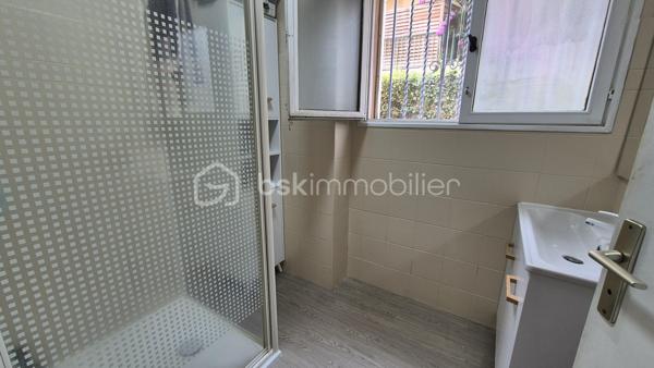 A VENDRE MAISON DE VILLE DE 129M² TROIS FACES SUR TERRAIN DE 438M² A ELNE - CENTRE VILLE - PROCHE DE TOUS LES COMMERCES DES ECOLES ET DU MARCHE - CINQ CHAMBRES - PLUSIEURS STATIONNEMENTS SUR LA PARCELLE - CLIMATISATION REVERSIBLE - PANNEAUX SOLAIRES - FORAGE - ARROSAGE AUTOMATIQUE.

Cette maison, située sur un secteur recherché et parfaitement bien situé, se compose en rez-de-chaussée d'un hall d'entrée, d'une pièce à vivre avec sa cheminée qui s'ouvre sur une cuisine américaine aménagée avec un accès direct à sa terrasse, d'une chambre, d'une salle d'eau, d'un toilette indépendant et d'une buanderie.
L'étage dessert l'espace nuit vous proposant quatre chambres volumineuses dont l'une accédant à son balcon, une salle de bain et un toilette indépendant.
Ses extérieurs, sans aucun vis à vis, vous permettront de passer d'agréables moments de farniente en famille ou entre amis.
Dotée d'un portail électrique, plusieurs véhicules pourront stationner sur la parcelle, notamment sous un carport prévu à cet effet.
Une dépendance de 18m² prévoit le stockage de l'outillage.

A la recherche de volumes et de tranquilité à l'abri des regards, cette maison sera idéale pour une famille en résidence principale ou secondaire.
Les + : climatisation réversible gainable de 2024, cheminée bois, forage, arrosage automatique, isolation récente, électricité aux normes, fibre, ballon thermodynamique, menuiseries pvc double vitrage et volets roulants électriques de 2025, 8 panneaux solaires de 2025.

Je reste à votre disposition pour toutes informations.