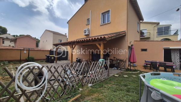 A VENDRE MAISON DE VILLE DE 129M² TROIS FACES SUR TERRAIN DE 438M² A ELNE - CENTRE VILLE - PROCHE DE TOUS LES COMMERCES DES ECOLES ET DU MARCHE - CINQ CHAMBRES - PLUSIEURS STATIONNEMENTS SUR LA PARCELLE - CLIMATISATION REVERSIBLE - PANNEAUX SOLAIRES - FORAGE - ARROSAGE AUTOMATIQUE.

Cette maison, située sur un secteur recherché et parfaitement bien situé, se compose en rez-de-chaussée d'un hall d'entrée, d'une pièce à vivre avec sa cheminée qui s'ouvre sur une cuisine américaine aménagée avec un accès direct à sa terrasse, d'une chambre, d'une salle d'eau, d'un toilette indépendant et d'une buanderie.
L'étage dessert l'espace nuit vous proposant quatre chambres volumineuses dont l'une accédant à son balcon, une salle de bain et un toilette indépendant.
Ses extérieurs, sans aucun vis à vis, vous permettront de passer d'agréables moments de farniente en famille ou entre amis.
Dotée d'un portail électrique, plusieurs véhicules pourront stationner sur la parcelle, notamment sous un carport prévu à cet effet.
Une dépendance de 18m² prévoit le stockage de l'outillage.

A la recherche de volumes et de tranquilité à l'abri des regards, cette maison sera idéale pour une famille en résidence principale ou secondaire.
Les + : climatisation réversible gainable de 2024, cheminée bois, forage, arrosage automatique, isolation récente, électricité aux normes, fibre, ballon thermodynamique, menuiseries pvc double vitrage et volets roulants électriques de 2025, 8 panneaux solaires de 2025.

Je reste à votre disposition pour toutes informations.