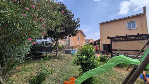 A VENDRE MAISON DE VILLE DE 129M² TROIS FACES SUR TERRAIN DE 438M² A ELNE - CENTRE VILLE - PROCHE DE TOUS LES COMMERCES DES ECOLES ET DU MARCHE - CINQ CHAMBRES - PLUSIEURS STATIONNEMENTS SUR LA PARCELLE - CLIMATISATION REVERSIBLE - PANNEAUX SOLAIRES - FORAGE - ARROSAGE AUTOMATIQUE.

Cette maison, située sur un secteur recherché et parfaitement bien situé, se compose en rez-de-chaussée d'un hall d'entrée, d'une pièce à vivre avec sa cheminée qui s'ouvre sur une cuisine américaine aménagée avec un accès direct à sa terrasse, d'une chambre, d'une salle d'eau, d'un toilette indépendant et d'une buanderie.
L'étage dessert l'espace nuit vous proposant quatre chambres volumineuses dont l'une accédant à son balcon, une salle de bain et un toilette indépendant.
Ses extérieurs, sans aucun vis à vis, vous permettront de passer d'agréables moments de farniente en famille ou entre amis.
Dotée d'un portail électrique, plusieurs véhicules pourront stationner sur la parcelle, notamment sous un carport prévu à cet effet.
Une dépendance de 18m² prévoit le stockage de l'outillage.

A la recherche de volumes et de tranquilité à l'abri des regards, cette maison sera idéale pour une famille en résidence principale ou secondaire.
Les + : climatisation réversible gainable de 2024, cheminée bois, forage, arrosage automatique, isolation récente, électricité aux normes, fibre, ballon thermodynamique, menuiseries pvc double vitrage et volets roulants électriques de 2025, 8 panneaux solaires de 2025.

Je reste à votre disposition pour toutes informations.
