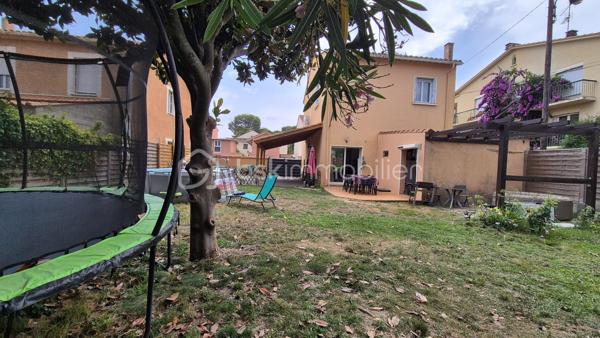 A VENDRE MAISON DE VILLE DE 129M² TROIS FACES SUR TERRAIN DE 438M² A ELNE - CENTRE VILLE - PROCHE DE TOUS LES COMMERCES DES ECOLES ET DU MARCHE - CINQ CHAMBRES - PLUSIEURS STATIONNEMENTS SUR LA PARCELLE - CLIMATISATION REVERSIBLE - PANNEAUX SOLAIRES - FORAGE - ARROSAGE AUTOMATIQUE.

Cette maison, située sur un secteur recherché et parfaitement bien situé, se compose en rez-de-chaussée d'un hall d'entrée, d'une pièce à vivre avec sa cheminée qui s'ouvre sur une cuisine américaine aménagée avec un accès direct à sa terrasse, d'une chambre, d'une salle d'eau, d'un toilette indépendant et d'une buanderie.
L'étage dessert l'espace nuit vous proposant quatre chambres volumineuses dont l'une accédant à son balcon, une salle de bain et un toilette indépendant.
Ses extérieurs, sans aucun vis à vis, vous permettront de passer d'agréables moments de farniente en famille ou entre amis.
Dotée d'un portail électrique, plusieurs véhicules pourront stationner sur la parcelle, notamment sous un carport prévu à cet effet.
Une dépendance de 18m² prévoit le stockage de l'outillage.

A la recherche de volumes et de tranquilité à l'abri des regards, cette maison sera idéale pour une famille en résidence principale ou secondaire.
Les + : climatisation réversible gainable de 2024, cheminée bois, forage, arrosage automatique, isolation récente, électricité aux normes, fibre, ballon thermodynamique, menuiseries pvc double vitrage et volets roulants électriques de 2025, 8 panneaux solaires de 2025.

Je reste à votre disposition pour toutes informations.