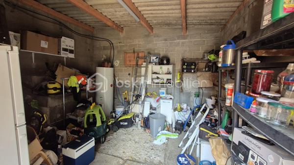 A VENDRE MAISON DE VILLE DE 129M² TROIS FACES SUR TERRAIN DE 438M² A ELNE - CENTRE VILLE - PROCHE DE TOUS LES COMMERCES DES ECOLES ET DU MARCHE - CINQ CHAMBRES - PLUSIEURS STATIONNEMENTS SUR LA PARCELLE - CLIMATISATION REVERSIBLE - PANNEAUX SOLAIRES - FORAGE - ARROSAGE AUTOMATIQUE.

Cette maison, située sur un secteur recherché et parfaitement bien situé, se compose en rez-de-chaussée d'un hall d'entrée, d'une pièce à vivre avec sa cheminée qui s'ouvre sur une cuisine américaine aménagée avec un accès direct à sa terrasse, d'une chambre, d'une salle d'eau, d'un toilette indépendant et d'une buanderie.
L'étage dessert l'espace nuit vous proposant quatre chambres volumineuses dont l'une accédant à son balcon, une salle de bain et un toilette indépendant.
Ses extérieurs, sans aucun vis à vis, vous permettront de passer d'agréables moments de farniente en famille ou entre amis.
Dotée d'un portail électrique, plusieurs véhicules pourront stationner sur la parcelle, notamment sous un carport prévu à cet effet.
Une dépendance de 18m² prévoit le stockage de l'outillage.

A la recherche de volumes et de tranquilité à l'abri des regards, cette maison sera idéale pour une famille en résidence principale ou secondaire.
Les + : climatisation réversible gainable de 2024, cheminée bois, forage, arrosage automatique, isolation récente, électricité aux normes, fibre, ballon thermodynamique, menuiseries pvc double vitrage et volets roulants électriques de 2025, 8 panneaux solaires de 2025.

Je reste à votre disposition pour toutes informations.