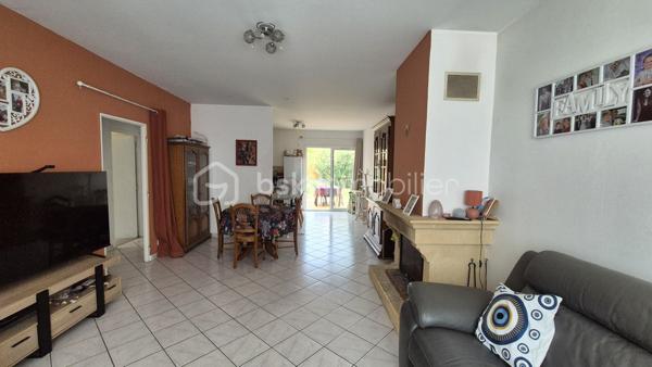A VENDRE MAISON DE VILLE DE 129M² TROIS FACES SUR TERRAIN DE 438M² A ELNE - CENTRE VILLE - PROCHE DE TOUS LES COMMERCES DES ECOLES ET DU MARCHE - CINQ CHAMBRES - PLUSIEURS STATIONNEMENTS SUR LA PARCELLE - CLIMATISATION REVERSIBLE - PANNEAUX SOLAIRES - FORAGE - ARROSAGE AUTOMATIQUE.

Cette maison, située sur un secteur recherché et parfaitement bien situé, se compose en rez-de-chaussée d'un hall d'entrée, d'une pièce à vivre avec sa cheminée qui s'ouvre sur une cuisine américaine aménagée avec un accès direct à sa terrasse, d'une chambre, d'une salle d'eau, d'un toilette indépendant et d'une buanderie.
L'étage dessert l'espace nuit vous proposant quatre chambres volumineuses dont l'une accédant à son balcon, une salle de bain et un toilette indépendant.
Ses extérieurs, sans aucun vis à vis, vous permettront de passer d'agréables moments de farniente en famille ou entre amis.
Dotée d'un portail électrique, plusieurs véhicules pourront stationner sur la parcelle, notamment sous un carport prévu à cet effet.
Une dépendance de 18m² prévoit le stockage de l'outillage.

A la recherche de volumes et de tranquilité à l'abri des regards, cette maison sera idéale pour une famille en résidence principale ou secondaire.
Les + : climatisation réversible gainable de 2024, cheminée bois, forage, arrosage automatique, isolation récente, électricité aux normes, fibre, ballon thermodynamique, menuiseries pvc double vitrage et volets roulants électriques de 2025, 8 panneaux solaires de 2025.

Je reste à votre disposition pour toutes informations.
