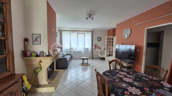 A VENDRE MAISON DE VILLE DE 129M² TROIS FACES SUR TERRAIN DE 438M² A ELNE - CENTRE VILLE - PROCHE DE TOUS LES COMMERCES DES ECOLES ET DU MARCHE - CINQ CHAMBRES - PLUSIEURS STATIONNEMENTS SUR LA PARCELLE - CLIMATISATION REVERSIBLE - PANNEAUX SOLAIRES - FORAGE - ARROSAGE AUTOMATIQUE.

Cette maison, située sur un secteur recherché et parfaitement bien situé, se compose en rez-de-chaussée d'un hall d'entrée, d'une pièce à vivre avec sa cheminée qui s'ouvre sur une cuisine américaine aménagée avec un accès direct à sa terrasse, d'une chambre, d'une salle d'eau, d'un toilette indépendant et d'une buanderie.
L'étage dessert l'espace nuit vous proposant quatre chambres volumineuses dont l'une accédant à son balcon, une salle de bain et un toilette indépendant.
Ses extérieurs, sans aucun vis à vis, vous permettront de passer d'agréables moments de farniente en famille ou entre amis.
Dotée d'un portail électrique, plusieurs véhicules pourront stationner sur la parcelle, notamment sous un carport prévu à cet effet.
Une dépendance de 18m² prévoit le stockage de l'outillage.

A la recherche de volumes et de tranquilité à l'abri des regards, cette maison sera idéale pour une famille en résidence principale ou secondaire.
Les + : climatisation réversible gainable de 2024, cheminée bois, forage, arrosage automatique, isolation récente, électricité aux normes, fibre, ballon thermodynamique, menuiseries pvc double vitrage et volets roulants électriques de 2025, 8 panneaux solaires de 2025.

Je reste à votre disposition pour toutes informations.