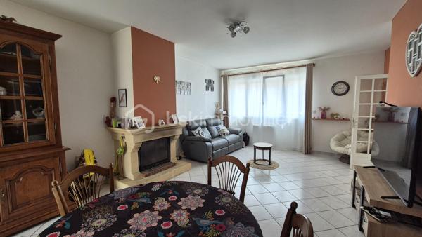 A VENDRE MAISON DE VILLE DE 129M² TROIS FACES SUR TERRAIN DE 438M² A ELNE - CENTRE VILLE - PROCHE DE TOUS LES COMMERCES DES ECOLES ET DU MARCHE - CINQ CHAMBRES - PLUSIEURS STATIONNEMENTS SUR LA PARCELLE - CLIMATISATION REVERSIBLE - PANNEAUX SOLAIRES - FORAGE - ARROSAGE AUTOMATIQUE.

Cette maison, située sur un secteur recherché et parfaitement bien situé, se compose en rez-de-chaussée d'un hall d'entrée, d'une pièce à vivre avec sa cheminée qui s'ouvre sur une cuisine américaine aménagée avec un accès direct à sa terrasse, d'une chambre, d'une salle d'eau, d'un toilette indépendant et d'une buanderie.
L'étage dessert l'espace nuit vous proposant quatre chambres volumineuses dont l'une accédant à son balcon, une salle de bain et un toilette indépendant.
Ses extérieurs, sans aucun vis à vis, vous permettront de passer d'agréables moments de farniente en famille ou entre amis.
Dotée d'un portail électrique, plusieurs véhicules pourront stationner sur la parcelle, notamment sous un carport prévu à cet effet.
Une dépendance de 18m² prévoit le stockage de l'outillage.

A la recherche de volumes et de tranquilité à l'abri des regards, cette maison sera idéale pour une famille en résidence principale ou secondaire.
Les + : climatisation réversible gainable de 2024, cheminée bois, forage, arrosage automatique, isolation récente, électricité aux normes, fibre, ballon thermodynamique, menuiseries pvc double vitrage et volets roulants électriques de 2025, 8 panneaux solaires de 2025.

Je reste à votre disposition pour toutes informations.