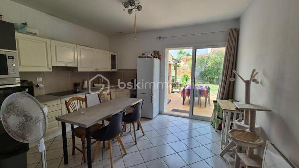 A VENDRE MAISON DE VILLE DE 129M² TROIS FACES SUR TERRAIN DE 438M² A ELNE - CENTRE VILLE - PROCHE DE TOUS LES COMMERCES DES ECOLES ET DU MARCHE - CINQ CHAMBRES - PLUSIEURS STATIONNEMENTS SUR LA PARCELLE - CLIMATISATION REVERSIBLE - PANNEAUX SOLAIRES - FORAGE - ARROSAGE AUTOMATIQUE.

Cette maison, située sur un secteur recherché et parfaitement bien situé, se compose en rez-de-chaussée d'un hall d'entrée, d'une pièce à vivre avec sa cheminée qui s'ouvre sur une cuisine américaine aménagée avec un accès direct à sa terrasse, d'une chambre, d'une salle d'eau, d'un toilette indépendant et d'une buanderie.
L'étage dessert l'espace nuit vous proposant quatre chambres volumineuses dont l'une accédant à son balcon, une salle de bain et un toilette indépendant.
Ses extérieurs, sans aucun vis à vis, vous permettront de passer d'agréables moments de farniente en famille ou entre amis.
Dotée d'un portail électrique, plusieurs véhicules pourront stationner sur la parcelle, notamment sous un carport prévu à cet effet.
Une dépendance de 18m² prévoit le stockage de l'outillage.

A la recherche de volumes et de tranquilité à l'abri des regards, cette maison sera idéale pour une famille en résidence principale ou secondaire.
Les + : climatisation réversible gainable de 2024, cheminée bois, forage, arrosage automatique, isolation récente, électricité aux normes, fibre, ballon thermodynamique, menuiseries pvc double vitrage et volets roulants électriques de 2025, 8 panneaux solaires de 2025.

Je reste à votre disposition pour toutes informations.