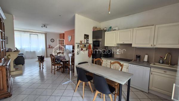 A VENDRE MAISON DE VILLE DE 129M² TROIS FACES SUR TERRAIN DE 438M² A ELNE - CENTRE VILLE - PROCHE DE TOUS LES COMMERCES DES ECOLES ET DU MARCHE - CINQ CHAMBRES - PLUSIEURS STATIONNEMENTS SUR LA PARCELLE - CLIMATISATION REVERSIBLE - PANNEAUX SOLAIRES - FORAGE - ARROSAGE AUTOMATIQUE.

Cette maison, située sur un secteur recherché et parfaitement bien situé, se compose en rez-de-chaussée d'un hall d'entrée, d'une pièce à vivre avec sa cheminée qui s'ouvre sur une cuisine américaine aménagée avec un accès direct à sa terrasse, d'une chambre, d'une salle d'eau, d'un toilette indépendant et d'une buanderie.
L'étage dessert l'espace nuit vous proposant quatre chambres volumineuses dont l'une accédant à son balcon, une salle de bain et un toilette indépendant.
Ses extérieurs, sans aucun vis à vis, vous permettront de passer d'agréables moments de farniente en famille ou entre amis.
Dotée d'un portail électrique, plusieurs véhicules pourront stationner sur la parcelle, notamment sous un carport prévu à cet effet.
Une dépendance de 18m² prévoit le stockage de l'outillage.

A la recherche de volumes et de tranquilité à l'abri des regards, cette maison sera idéale pour une famille en résidence principale ou secondaire.
Les + : climatisation réversible gainable de 2024, cheminée bois, forage, arrosage automatique, isolation récente, électricité aux normes, fibre, ballon thermodynamique, menuiseries pvc double vitrage et volets roulants électriques de 2025, 8 panneaux solaires de 2025.

Je reste à votre disposition pour toutes informations.