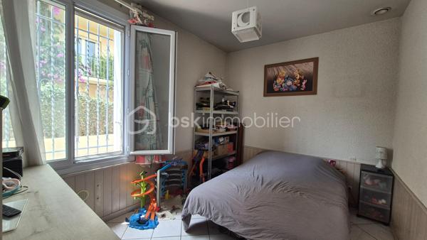 A VENDRE MAISON DE VILLE DE 129M² TROIS FACES SUR TERRAIN DE 438M² A ELNE - CENTRE VILLE - PROCHE DE TOUS LES COMMERCES DES ECOLES ET DU MARCHE - CINQ CHAMBRES - PLUSIEURS STATIONNEMENTS SUR LA PARCELLE - CLIMATISATION REVERSIBLE - PANNEAUX SOLAIRES - FORAGE - ARROSAGE AUTOMATIQUE.

Cette maison, située sur un secteur recherché et parfaitement bien situé, se compose en rez-de-chaussée d'un hall d'entrée, d'une pièce à vivre avec sa cheminée qui s'ouvre sur une cuisine américaine aménagée avec un accès direct à sa terrasse, d'une chambre, d'une salle d'eau, d'un toilette indépendant et d'une buanderie.
L'étage dessert l'espace nuit vous proposant quatre chambres volumineuses dont l'une accédant à son balcon, une salle de bain et un toilette indépendant.
Ses extérieurs, sans aucun vis à vis, vous permettront de passer d'agréables moments de farniente en famille ou entre amis.
Dotée d'un portail électrique, plusieurs véhicules pourront stationner sur la parcelle, notamment sous un carport prévu à cet effet.
Une dépendance de 18m² prévoit le stockage de l'outillage.

A la recherche de volumes et de tranquilité à l'abri des regards, cette maison sera idéale pour une famille en résidence principale ou secondaire.
Les + : climatisation réversible gainable de 2024, cheminée bois, forage, arrosage automatique, isolation récente, électricité aux normes, fibre, ballon thermodynamique, menuiseries pvc double vitrage et volets roulants électriques de 2025, 8 panneaux solaires de 2025.

Je reste à votre disposition pour toutes informations.