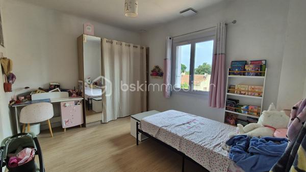 A VENDRE MAISON DE VILLE DE 129M² TROIS FACES SUR TERRAIN DE 438M² A ELNE - CENTRE VILLE - PROCHE DE TOUS LES COMMERCES DES ECOLES ET DU MARCHE - CINQ CHAMBRES - PLUSIEURS STATIONNEMENTS SUR LA PARCELLE - CLIMATISATION REVERSIBLE - PANNEAUX SOLAIRES - FORAGE - ARROSAGE AUTOMATIQUE.

Cette maison, située sur un secteur recherché et parfaitement bien situé, se compose en rez-de-chaussée d'un hall d'entrée, d'une pièce à vivre avec sa cheminée qui s'ouvre sur une cuisine américaine aménagée avec un accès direct à sa terrasse, d'une chambre, d'une salle d'eau, d'un toilette indépendant et d'une buanderie.
L'étage dessert l'espace nuit vous proposant quatre chambres volumineuses dont l'une accédant à son balcon, une salle de bain et un toilette indépendant.
Ses extérieurs, sans aucun vis à vis, vous permettront de passer d'agréables moments de farniente en famille ou entre amis.
Dotée d'un portail électrique, plusieurs véhicules pourront stationner sur la parcelle, notamment sous un carport prévu à cet effet.
Une dépendance de 18m² prévoit le stockage de l'outillage.

A la recherche de volumes et de tranquilité à l'abri des regards, cette maison sera idéale pour une famille en résidence principale ou secondaire.
Les + : climatisation réversible gainable de 2024, cheminée bois, forage, arrosage automatique, isolation récente, électricité aux normes, fibre, ballon thermodynamique, menuiseries pvc double vitrage et volets roulants électriques de 2025, 8 panneaux solaires de 2025.

Je reste à votre disposition pour toutes informations.