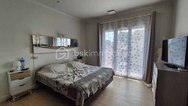 A VENDRE MAISON DE VILLE DE 129M² TROIS FACES SUR TERRAIN DE 438M² A ELNE - CENTRE VILLE - PROCHE DE TOUS LES COMMERCES DES ECOLES ET DU MARCHE - CINQ CHAMBRES - PLUSIEURS STATIONNEMENTS SUR LA PARCELLE - CLIMATISATION REVERSIBLE - PANNEAUX SOLAIRES - FORAGE - ARROSAGE AUTOMATIQUE.

Cette maison, située sur un secteur recherché et parfaitement bien situé, se compose en rez-de-chaussée d'un hall d'entrée, d'une pièce à vivre avec sa cheminée qui s'ouvre sur une cuisine américaine aménagée avec un accès direct à sa terrasse, d'une chambre, d'une salle d'eau, d'un toilette indépendant et d'une buanderie.
L'étage dessert l'espace nuit vous proposant quatre chambres volumineuses dont l'une accédant à son balcon, une salle de bain et un toilette indépendant.
Ses extérieurs, sans aucun vis à vis, vous permettront de passer d'agréables moments de farniente en famille ou entre amis.
Dotée d'un portail électrique, plusieurs véhicules pourront stationner sur la parcelle, notamment sous un carport prévu à cet effet.
Une dépendance de 18m² prévoit le stockage de l'outillage.

A la recherche de volumes et de tranquilité à l'abri des regards, cette maison sera idéale pour une famille en résidence principale ou secondaire.
Les + : climatisation réversible gainable de 2024, cheminée bois, forage, arrosage automatique, isolation récente, électricité aux normes, fibre, ballon thermodynamique, menuiseries pvc double vitrage et volets roulants électriques de 2025, 8 panneaux solaires de 2025.

Je reste à votre disposition pour toutes informations.