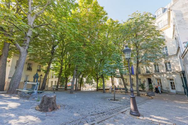 Abbesses Place Émile Goudeau - 2 Pièces 60 M² - Immeuble Pierre, Brique & Ascenseur