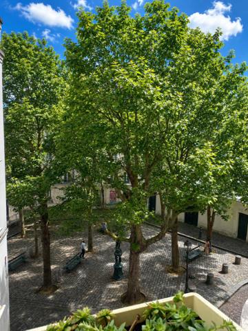 Abbesses Place Émile Goudeau - 2 Pièces 60 M² - Immeuble Pierre, Brique & Ascenseur