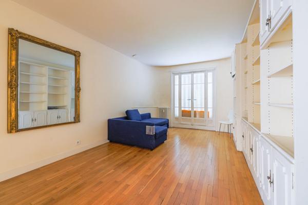 Abbesses Place Émile Goudeau - 2 Pièces 60 M² - Immeuble Pierre, Brique & Ascenseur