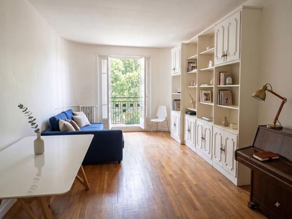 Abbesses Place Émile Goudeau - 2 Pièces 60 M² - Immeuble Pierre, Brique & Ascenseur