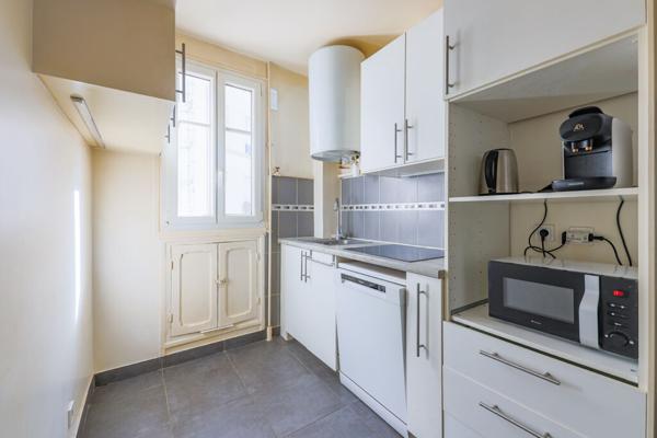 Abbesses Place Émile Goudeau - 2 Pièces 60 M² - Immeuble Pierre, Brique & Ascenseur