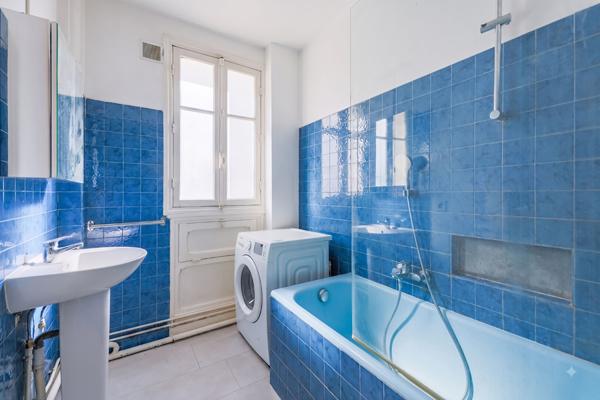 Abbesses Place Émile Goudeau - 2 Pièces 60 M² - Immeuble Pierre, Brique & Ascenseur