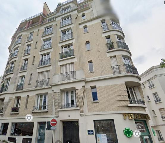 Abbesses Place Émile Goudeau - 2 Pièces 60 M² - Immeuble Pierre, Brique & Ascenseur