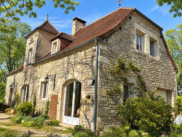 MAISON EN PIERRE -155 m² -5 CHAMBRES -TERRAIN 1,09 HA -HANGAR 133 m² -GIGNAC Gignac