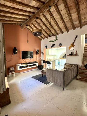 Aimargues, village idéalement situé à 20 min de la mer, de Nîmes et de Montpellier,  avec un accès rapide à l'autoroute.
Venez découvrir cette maison de village 3 chambres avec cour interieure au rez-de-chaussée, une grande cuisine entièrement rénovée, séjour 
Au 1er, 2 chambres et salle d'eau
Au 2ème, une grande pièce pouvant etre aménagée en suite parentale ou autre 
Beaucoup de cachet et d'authenticité pour cette maison stationnement à proximité 
Tres fort potentiel qui laisse libre votre imagination. 
A visiter sans tardé