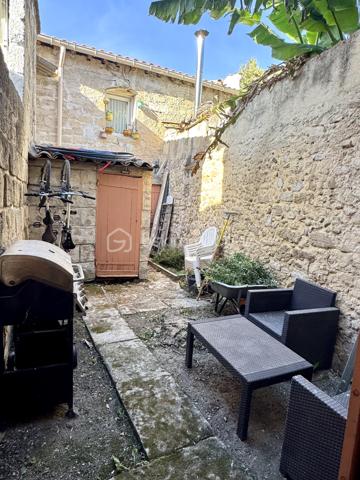 Aimargues, village idéalement situé à 20 min de la mer, de Nîmes et de Montpellier,  avec un accès rapide à l'autoroute.
Venez découvrir cette maison de village 3 chambres avec cour interieure au rez-de-chaussée, une grande cuisine entièrement rénovée, séjour 
Au 1er, 2 chambres et salle d'eau
Au 2ème, une grande pièce pouvant etre aménagée en suite parentale ou autre 
Beaucoup de cachet et d'authenticité pour cette maison stationnement à proximité 
Tres fort potentiel qui laisse libre votre imagination. 
A visiter sans tardé